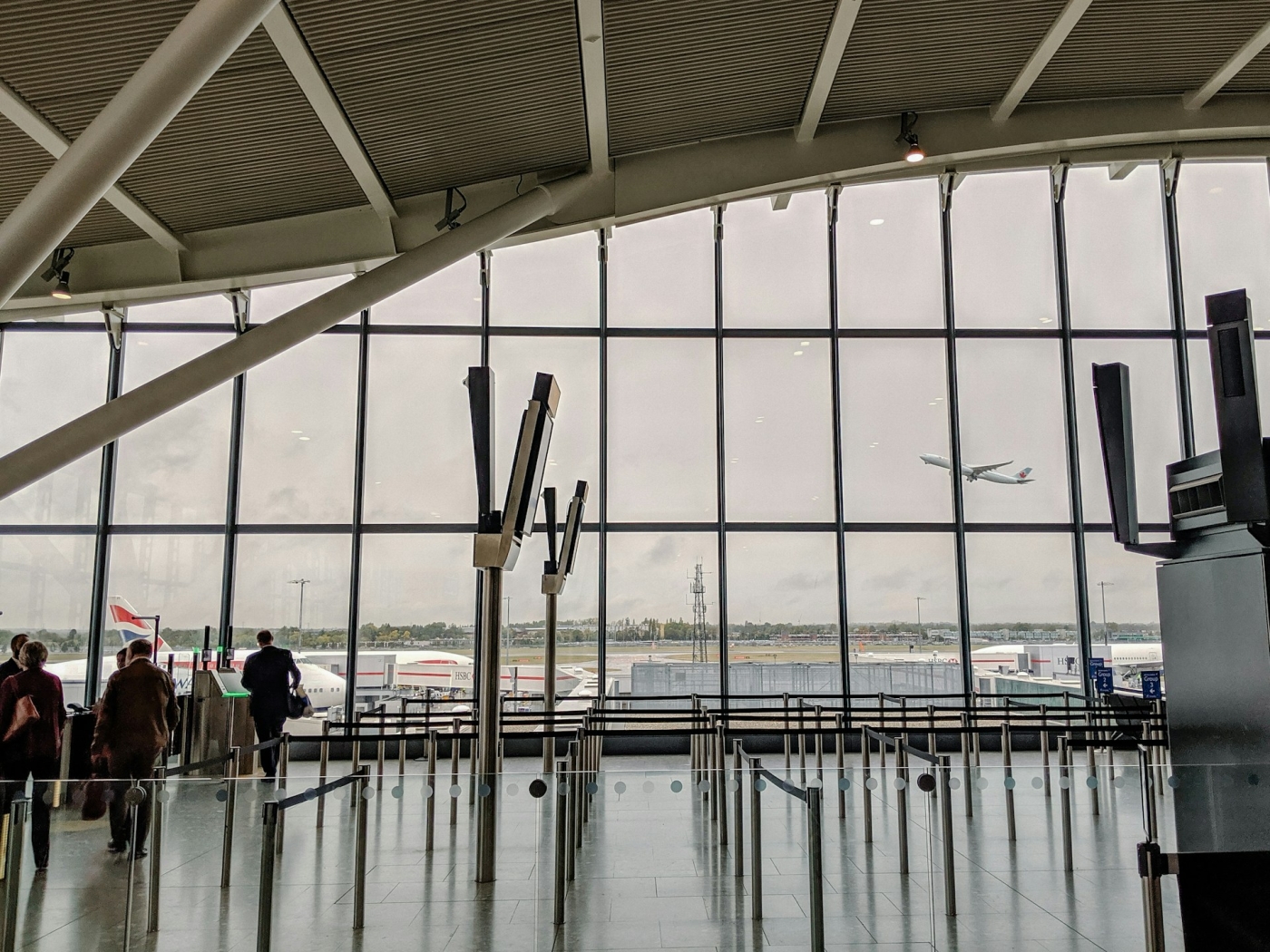 How to Save Money on Airport Transfers to Heathrow
